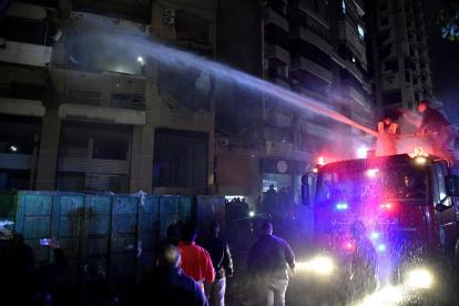 Los servicios de emergencia en el lugar atacado por un dron israelí contra una oficina del grupo islamista palestino Hamás a las afueras de Beirut, donde falleció el número dos de su oficina política, Saleh al Arouri, y otras cinco personas.