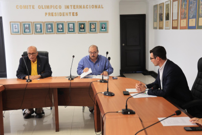 Jorge Delgado (i) entregó una camiseta de la delegación tricolor a Andrés Guschmer (d) en su última reunión.