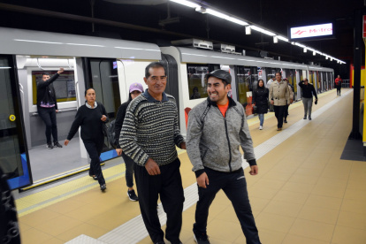Los usuarios prefieren utilizar el metro porque van cómodos, no se deben enfrentar a vendedores ambulantes y es un espacio que les permite ir leyendo o conversando durante el viaje.