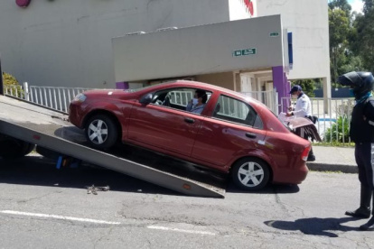 La grúa más adecuada para el traslado de vehículos es la tipo plataformas.