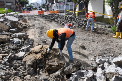 Personal se encarga de retirar las piedras dañadas.