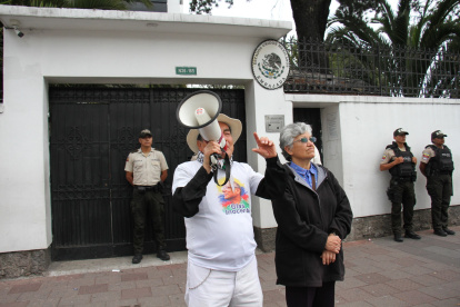 Situación. Algunos  simpatizantes de Glas llegan, de cuando en cuando, afuera de la embajada a apoyarlo.
