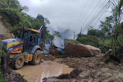 Azuay. Una gran roca dejó desde el 31 de diciembre de 2023 incomunicada a la vía Cuenca-Girón-Pasaje.