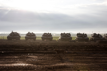 Un soldado israelí otea el horizonte subido a uno de los tanques que el Ejército reúne en la frontera con la Franja de Gaza este martes.