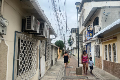 Panorama. Los cables cuelgan a un metro de la cabeza de los moradores.