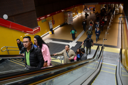 Para evitar accidentes los usuarios deben respetar las normas del Metro de Quito