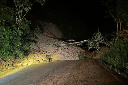 La vía Cuenca- Girón- Pasaje está cerrada en el kilómetro 114, sector Vivar.