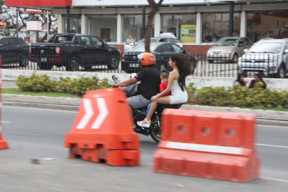Hecho. La imagen cotidiana: de tres en tres y sin casco en las motos.