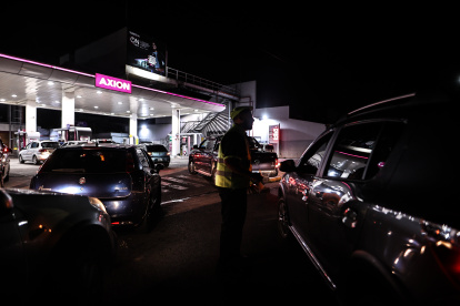 Fila. Largas columnas en las gasolineras por el incremento de precios.