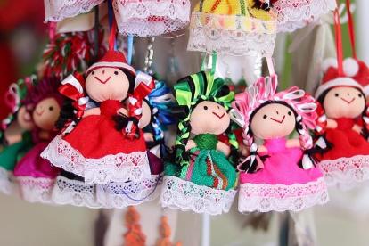 MEX241. AMEALCO (MÉXICO), 19/12/2020.- Fotografía de muñecas artesanales fabricadas por indígenas otomíes el 18 de diciembre de 2020, en el municipio de Amealco, en el estado de Querétaro (México). Las muñecas otomíes son patrimonio cultural del estado de Querétaro, en el centro de México, pero ahora se adaptaron a la temporada navideña con la esperanza de recuperar la economía para más de 10.000 artesanas de la región. EFE/ Sergio Ángeles Artesanas mexicanas visten de Navidad sus muñecas otomíes para superar crisis