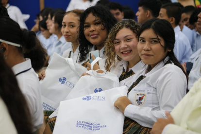 Estudiantes de una unidad educativa fiscal durante la presentación de la campaña "La educación superior empieza en el colegio", en Guayaquil.