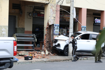 El vehículo se estrelló contra el pilar de un inmueble.