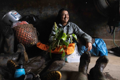 Baños. El investigador Marcos Monteros, se toma un descanso de regreso de una jornada de investigación, aparece con una orquídea recolectada.