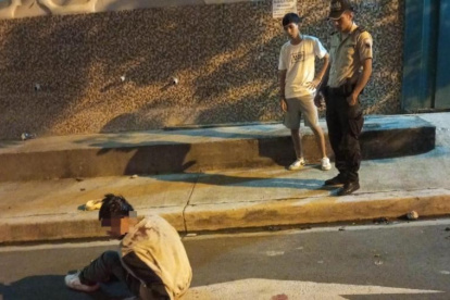 Escena. El hombre quedó en el piso. Al sitio llegaron agentes policiales.