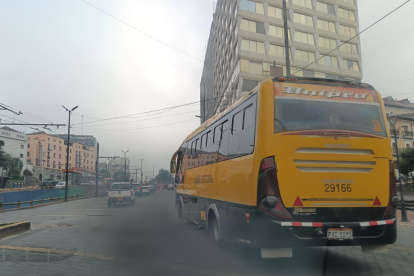 Los combustibles de mala calidad que utiliza el parque automotor son responsables de la contaminación.