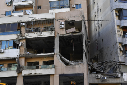 Edificio dañado por el ataque con dron que mató al número 2 de Hamás en Beirut. La acción fue atribuida a Israel, que no confirma ni desmiente el ataque, como suele hacer en estos casos.