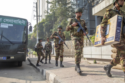 Daca. Miembros del ejército llegan a un campamento improvisado.