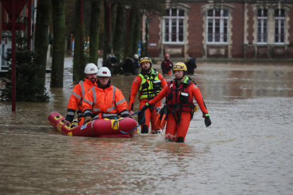 Los servicios de emergencia operan en una calle inundada mientras el río Aa se desborda en Arques, Francia, el 3 de enero de 2024.