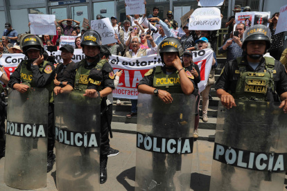 Policías en la sede del Ministerio Público, en Lima (Perú), en una fotografía de archivo.