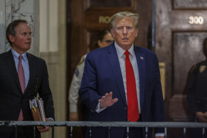 Fotografía de archivo que muestra al expresidente de los Estados Unidos, Donald Trump, a la salida de una corte.