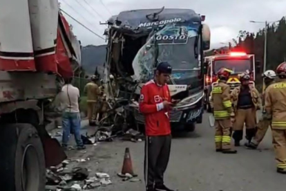 Un bus que venía de la ciudad de Gualaquiza se chocó contra un camión en la vía rápida Cuenca- Azogues dejando varias personas afectadas.