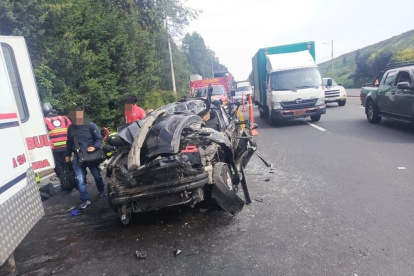 Daños. El impacto provocó la destrucción de los automotores.
