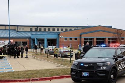 Una unidad de la policía local llega hasta las inmediaciones de la escuela secundaria en el estado de Iowa (EE.UU.) donde ocurrió el incidente