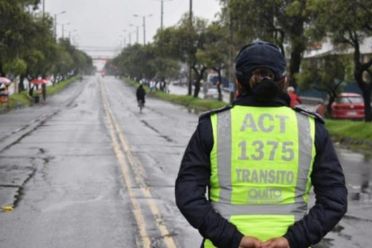 Imagen referencial sobre un agente metropolitano de tránsito en un operativo en Quito.
