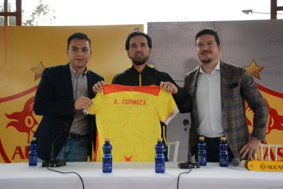 El entrenador mexicano Gerardo Espinoza durante la presentación como nuevo timonel de Aucas.