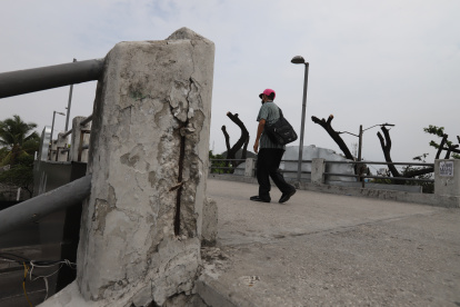 Transeúntes. En varios tramos de este viaducto se evidencian daños.