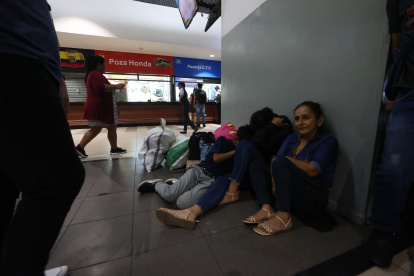 1. Incomodidad. Decenas de viajeros deciden tirarse al suelo junto con sus maletas para esperar comprar boletos