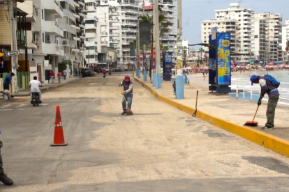 Prevención. Los sacos de yute colocados en los ingresos de los negocios de Salinas evitaron que el agua del mar ingrese a los establecimientos.