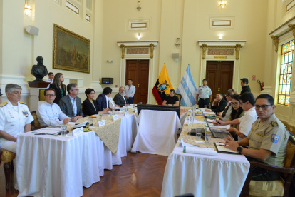 Compromiso. Las autoridades previo a la llegada del presidente Noboa.