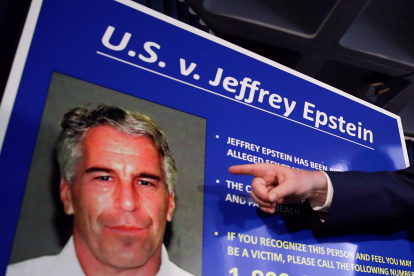 Nueva York. Cartel que pedía el arresto del fallecido financiero.