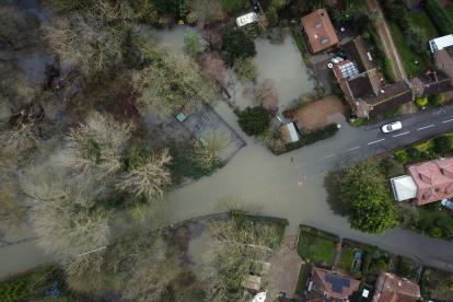 Gran parte de Gran Bretaña todavía está experimentando advertencias de inundaciones después de que la tormenta Henk trajera fuertes lluvias a terrenos ya saturados.