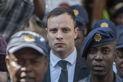 Imagen del 14 de octubre de 2014 de Oscar Pistorius durante el juicio por la muerte un año antes de su novia, la modelo Reeva Steenkamp.