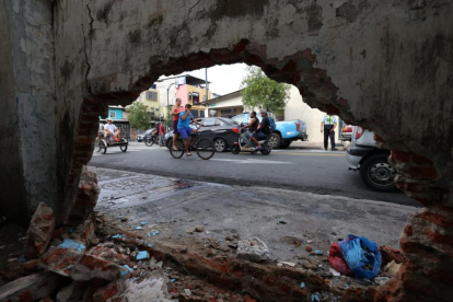 El accidente se produjo pasadas las 08:00 de este viernes. Una pared del plantel educativo quedó afectada.