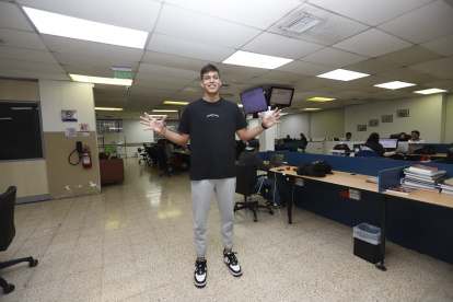 Juan Fernando Toledo, antes de viajar a Estados Unidos, se dio una vuelta por la redacción de Expreso.