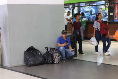 Cerca de las boleterías, los usuarios usan el piso como sitios para descansar.