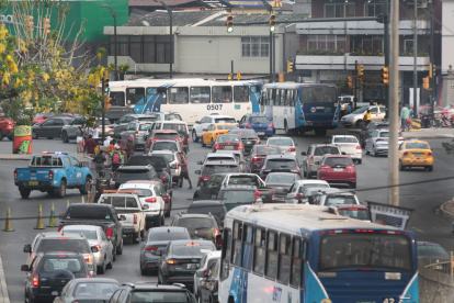 Vía. Las principales avenidas de ciudades como Guayaquil permanecen congestionadas de vehículos, lo que aporta a la contaminación del aire.