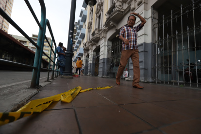 El pasado 3 de enero, el Municipio colocó un sello de clausura en los bajos del mural y acordonó el sitio, pero la cinta fue arrancada.