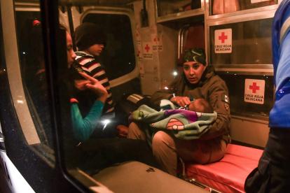 Una familia de migrantes centroamericanos son rescatados por Agentes del Grupo Beta y socorristas de la Cruz Roja mexicana.