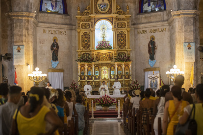Personas asisten a una eucaristía en una iglesia de un barrio del municipio Centro Habana, en La Habana (Cuba).