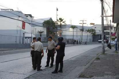 La policía llegó al lugar del asalto a recabar indicios.