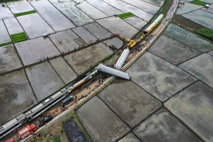 Una foto aérea tomada con un dron muestra los restos de los trenes de pasajeros colisionados en Bandung, provincia de Java Occidental, Indonesia, este viernes 5 de enero de 2024.