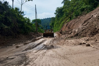 Trabajos. En Azuay, maquinaria trata de mantener abiertos los carriles.