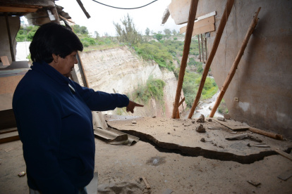 Pérdida. María Elena Chapi muestra lo que quedó del taller de carpintería de su esposo. La casa se asienta al filo de la quebrada en el sector de San Antonio, en el norte de la capital.