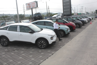 Concesionaria.- Una ejecutiva de venta muestra carros de origen europeo en la concesionaria Mavesa en Guayaquil, donde se encuentran vehículos desde 29.990 dólares.