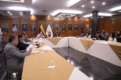 Mesa. Comisión de Fiscalización trata proceso de juicio político.