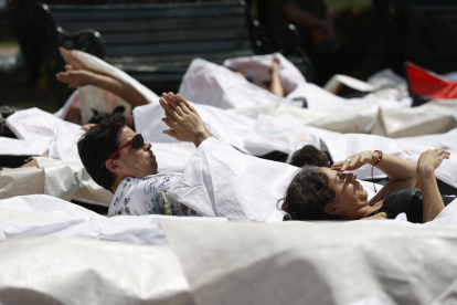 Los protestantes se cubrieron dentro de grandes plásticos blancos que representan bolsas mortuorias,